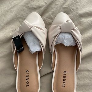 Torrid size 8 Ivory colored mules NWT